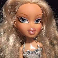 Girlz Girl Bratz Cloe Doll Blonde Hair Blue Eyes Silver Dress White Leggings Mga Dollswithclothingacce Blonde Hair Blue Eyes Bratz White Bratz Doll Aesthetic