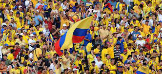 Fotografía de colombia fútbol fans , que incluye colombia aficionados al fútbol ondeando banderas nacionales. Heading Into The World Cup Colombia Has The World S Biggest Soccer Fans Study