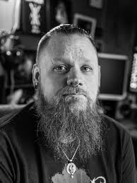 Musikfotografen Robert Hellström säger aldrig nej till metal