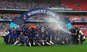 Cerca de 21 mil torcedores, alguns deles sem máscaras, estiveram no estádio wembley neste sábado (15) para acompanhar a final da copa da inglaterra, na presente no estádio, o príncipe william foi o responsável por entregar a taça aos jogadores. Inglaterra Champanhe Passa A Ser Proibido Na Final Da Taca Maisfutebol