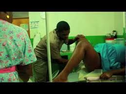 Quinn et sam sont en train de s'embrasser dans premiers baisers quand elle lui susurre de murmurer son nom, il prononce «beiste» ce qui lui fait se poser des questions. Accoucher Sans Risquer Sa Vie Youtube