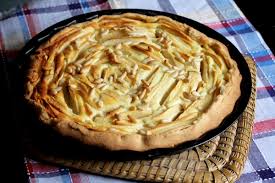 La friabilità della pasta frolla, la setosità della crema pasticcera profumata di limone e la morbidezza delle mele. Crostata Con Crema Di Ricotta E Mele A Cena Da Clio