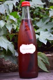 Un Delicieux Sirop Facile A Faire A Boire Nature Avec De L Eau Ou A Utiliser Pour Realiser Un Kir Au Vin Blanc Ou Au Sirop Sirop Maison Sirop De Menthe