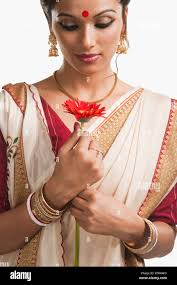 Bengali Frau, die eine Daisy Blume lächelnd Stockfotografie