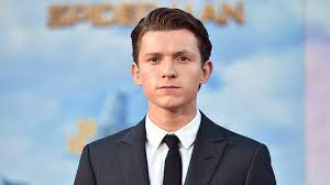 We aim to bring you all the latest news and images relating to tom's career, our. Tom Holland Als Spider Man Trinken Snacken Im Anzug