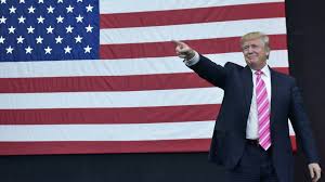 Der konflikt um autonomie in ihren ursprünglichen siedlungsbebieten ist eine historische erblast der grenzziehungen nach dem ersten weltkrieg. Donald Trump Fordert Gefangnisstrafe Fur Verbrennen Der Us Flagge