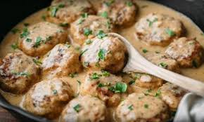 Ces Boulettes De Poulet Et Riz Sont A Tomber C Est Assurement Le Repas Familial Par Excellence Recipes Food Cooking