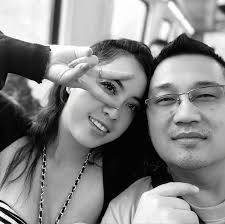 Do you use 2 phones and 2 accounts at the same time?