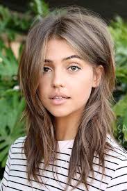 Cool Dieser Erdig Erfrischend Farbton Fur Ist Mixing Cool Soft Mixing Cool Und Erdig Di In 2020 Frisur Pony Lang Trendige Frisuren Naturlocken Frisuren