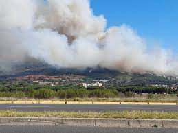 The fire that engulfed table mountain and lion's head and spread dangerously close to homes in camps bay and clifton overnight, has now been contained. Rxl T72ii2 Pum
