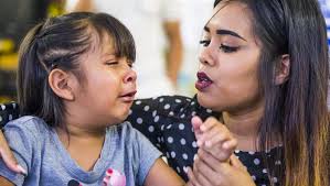 Lágrimas y sonrisas en el primer día de escuela en Phoenix