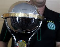 En el marco del sorteo de la copa libertadores 2017, este miércoles 21, la confederación sudamericana de fútbol hará entrega del trofeo de la determinación de nombrar a la associação chapecoense como campeón de la copa sudamericana 2016 y al club atlético nacional de. Chapecoense Recibira Este Miercoles El Trofeo De La Copa Sudamericana