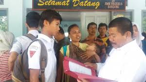 Bagi anda yang berkeinginan berkuliah di wilayah bandung, salah satu ptn yang dapat anda pilih seperti pada perguruan tinggi negeri pada umumnya, untuk masuk uinsgd anda dapat. Lisda Mendadak Urung Daftarkan Anaknya Ke Smkn 6 Tribun Jabar