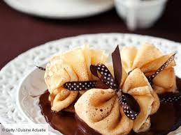 Recette Aumonieres A La Cevenole Ingredients 4 Personnes 12 Crepes 50 G De Raisins Secs 100 G De Brisures De Marro Alimentation Recette Recette Chocolat