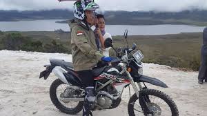 Menurut jaketnya sih, pria yang. Jokowi Naik Trail Di Papua Ini Alasannya Halaman All Tribun Jateng