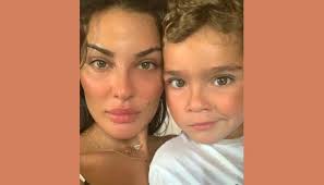 شاركت الفنانة اللبنانية، نادين نسيب نجيم، اليوم الجمعة، أول صورة لها بعد خضوعها لعملية ترميم في الوجه، إثر إصابتها في انفجار مرفأ بيروت. Ù†Ø§Ø¯ÙŠÙ† Ù†Ø¬ÙŠÙ… ØªØªØ¬Ø§ÙˆØ² Ù…Ø±Ø­Ù„Ø© Ù†Ø¯ÙˆØ¨ Ø§Ù†ÙØ¬Ø§Ø± Ù…Ø±ÙØ£ Ø¨ÙŠØ±ÙˆØª Ø¨Ø§Ù„ÙƒØ§Ø¯ Ø£Ø±Ø§Ù‡Ø§