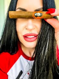 Blind Man's Bluff Nicaragua robusto review:💨💨💨 Unfinished. That should  have been the name of this cigar. It was not enough of anything to make it  noteworthy. A little orange spice and chocolate