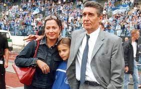 † february 6, 2019 in herten) was a german professional footballer who played a total of 307 bundesliga games for borussia dortmund and werder bremen between 1964 and 1976. Sophia Thomalla Emotionaler Abschied Von Assauer Reviersport