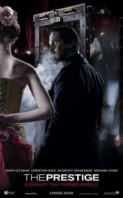 Bir zamanlar londra şehrinde sihirbazlar herkes tarafından saygın ve parmakla gösterilirken iki genç arkadaş bu işe merak sarar ve kendi çaplarında sihirbazlık yapmaktadırlar. The Prestige Starring Christian Bale Hugh Jackman Scarlett Johansson Michael Caine The Rivalry Between Two Magicians Become El Truco Final Peliculas Cine