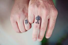 Finger Tattoo For Couples Yuzuk Parmagi Dovmeleri Eslesen Dovmeler Grup Dovme Ask Dovmeleri