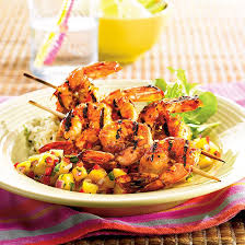Recette De Brochettes De Crevettes Epicees Salsa A L Ananas Coup De Pouce Bbq Recipes Chicken Main Dishes Food