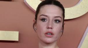 Adèle Exarchopoulos et François Civil : pas le coup de foudre mais déjà  plusieurs mois d'amour, “personne ne le sait…”