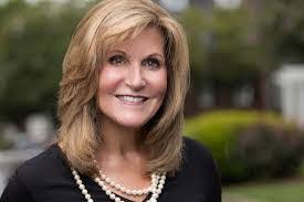 Renee Luster's Instagram, Twitter & Facebook