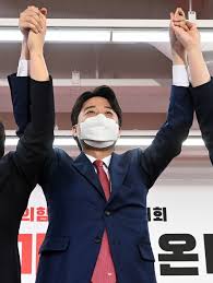 울컥한 나경원 억울·섭섭함 때문이 아니라 정치의 비정함이… '이준석 돌풍 계속' 당대표 지지율 6마크롱 대통령, 지방순회 중 뺨 맞아…소통 멈추지 않을 것. Pq Js8cuhnmw8m