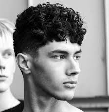 Si tienes el pelo rizado, entonces ya sabes que resulta un tanto complicado de manejar, por lo menos en comparación con otro tipo de cabello. Cortes De Pelo Rizado 2021 Para Hombres Modaellos Com