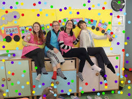 Per consolarsi a vicenda si può condividere questa traumatica esperienza su twitter mostrando già da ora i propri calzini orfani sull'hashtag #calzinispaiati o sulla pagina facebook la giornata dei calzini spaiati. 6Âº Giornata Dei Calzini Spaiati Scuola Maria Immacolata