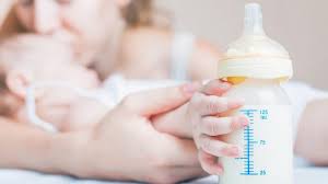 Erhalten sie hier informationen zum thema milcheinschuss nach der schwangerschaft underfahren sie, was das kolostrum ist und ab wann dieses zur übergangsmilch und schließlich reifen. á Transgender Frau Produziert Muttermilch Und Ubernimmt Das Stillen Fur Die Partnerin
