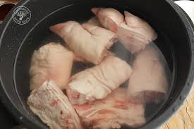 El corazón de cerdo es carne del órgano llena de sabor y ofrece una variedad de nutrientes. Manitas De Cerdo En Salsa De Almendras Receta Tradicional De La Cocina De Granada Cocinando Entre Olivos