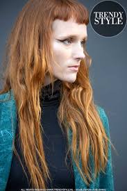 Jarenlang waren beach waves dé trend maar tegenwoordig gaan we weer kunstig gestylede hoofden zien. Kapseltrends 2021 Lang Haar Korte Pony
