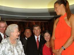 Chris paul, liz cambage, brooks koepka and nfl stars such as myles garrett and the eagles offensive line are featured in being tall is kind of like cheat mode in a video game, cambage says. Queen Dwarfed By 7ft Tall Basketball Player On Australia Visit Mirror Online