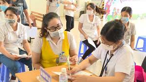 Các nhân viên y tế và những người sống trong các cơ sở chăm sóc dài hạn là những đối tượng được ưu tiên tiêm vaccine. K05hhl4qvow1bm