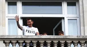 Lionel messi has arrived in paris and has waved to adoring fans. Umasvbmal1gfum