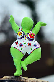 Farbenfrohe Nana S Unikate Von Hand Modelliert Und Bemalt Skulpturen Acrylbilder Farbenfroh