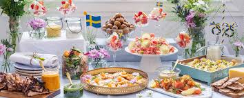 Traditionell wird am midsommarafton (mittsommerabend) ein üppiges buffet auf die beine gestellt. Julian Reisz Linkedin