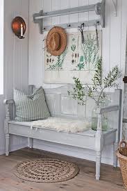 Vendiamo complementi d'arredo, mobili, tavoli, tavolini, comodini, sedie, tende, tovaglie e accessori vari, tutti in perfetto stile shabby chic: Stile Shabby Consigli Per Rendere La Vostra Casa Country Chic Designandmore Arredare Casa Casa Rustica Idea Di Decorazione Arredamento