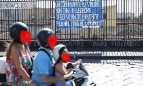 El presidente de napoli, contundente contra la uefa: Sarri Hai Venduto La Dignita E La Foto Dello Striscione Immortala Un Intera Famiglia In Motorino