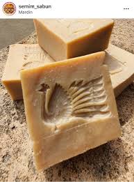 2500 yıllarına kadar uzanır.bu sabun suriye ve tipik olarak adını aldığı halep kentine özgüdür. Dogal Bi Sabun Buldum Halep Sabunu Diyor By Aya Medium