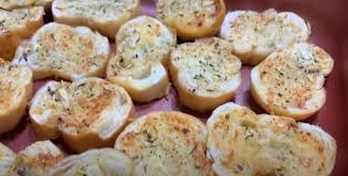 Receita De Torrada Temperada Feita Com Pao Amanhecido Mesa E Sabor