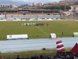 Un fossato divisorio che separa il terreno di gioco dagli spalti destinati agli spettatori; Cosenza Il San Vito Diventera Presto Stadio Gigi Marulla Sport Strill It