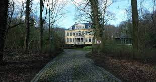 Maybe you would like to learn more about one of these? Vandalen Met Wapen En Drugs Op Zak Betrapt Aan Kasteel Ertbrugge Deurne Hln Be