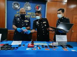 Dataran ibu pejabat polis daerah barat daya. Waris Banduan Rugi Rm100 000 Diugut Sindiket Menyamar Polis