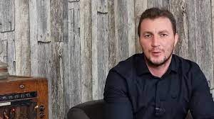 Val de comentarii după ce Marian Godină le-a urat "La mulți ani", de 8 Martie, bărbaților de la coadă de la pașapoarte - HotNews.ro