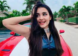 В 2014 году начала сольную карьеру. Anna Trincher Celovalas S Poluobnazhennoj Podrugoj Foto