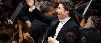 His reputation began to spread, and he was noticed by conductors such as simon rattle. Gustavo Dudamel Salzburger Festspiele