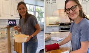 Actress Jennifer Garner Has The Best Homemade Recipe For American Classic Cornbread Try It For Yourself With Her S In 2020 Corn Bread Recipe Cornbread Jennifer Garner