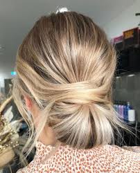 Spazzola e liscia i capelli con una spazzola piatta. Chignon Spettinati Gli Hairstyle Messy Di Tendenza Da Provare Ora